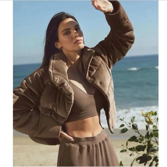 ALO Yoga Gold Rush Ribbed Velour Puffer Coat | Machiatto Brown - Picture 6 of 10